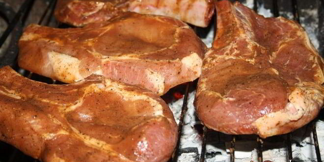 Рецепт сочных острых стейков рибай на мангале на решетке