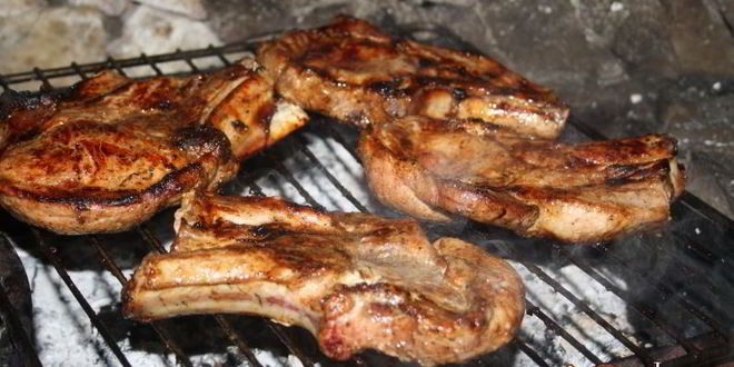 Рецепт сочных острых стейков рибай на мангале на решетке