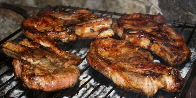 Рецепт сочных острых стейков рибай на мангале на решетке