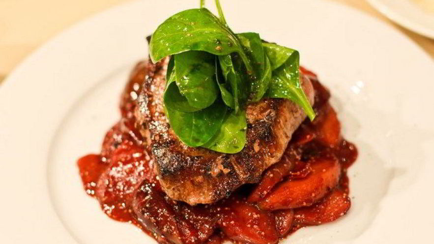 Рецепт стейка с инжиром и яблокам в винном соусе