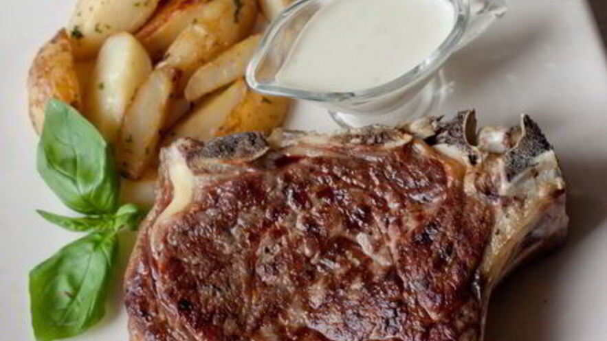 Рецепт стейка из говядины со сливочным соусом из голубого сыра