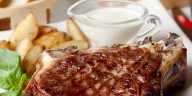 Рецепт стейка из говядины со сливочным соусом из голубого сыра