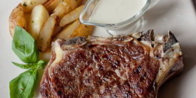 Рецепт стейка из говядины со сливочным соусом из голубого сыра