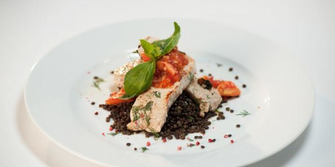 Рецепт стейка из индейки с чечевицей и томатным соусом