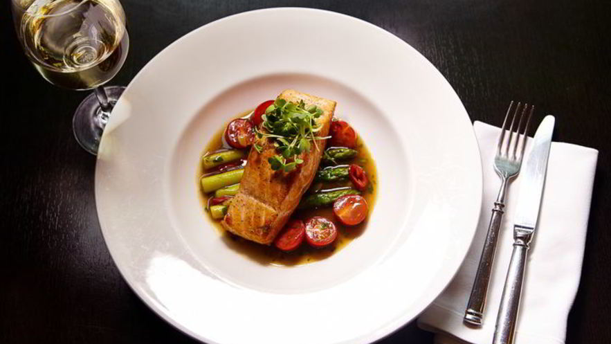 Рецепт стейка из лосося с овощами
