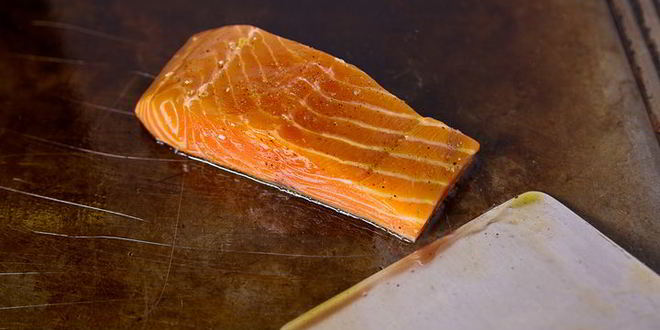 Рецепт стейка из лосося с овощами