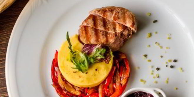 Рецепт стейка из свиной вырезки со смородиновым соусом