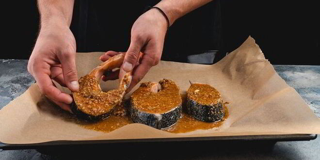 Рецепт стейка лосося в медово-имбирном маринаде