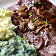 Рецепт Стейка с грибным соусом и сливочным шпинатом