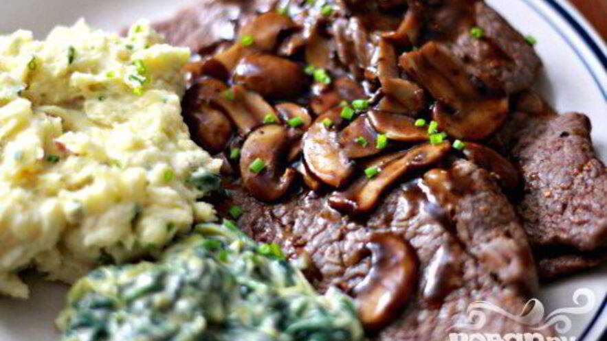 Рецепт стейка с грибным соусом и сливочным шпинатом