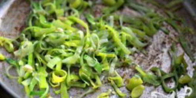 Рецепт стейка с грибным соусом и сливочным шпинатом