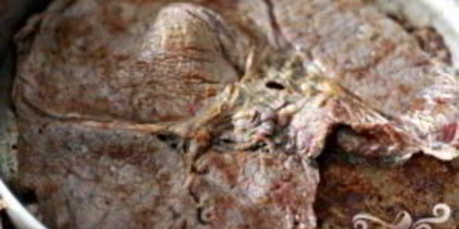 Рецепт стейка с грибным соусом и сливочным шпинатом