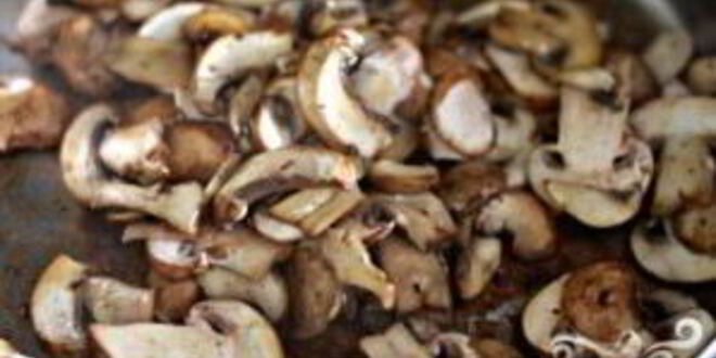 Рецепт стейка с грибным соусом и сливочным шпинатом