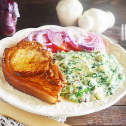 Рецепт Стейка с томатным салатом и сливочным шпинатом