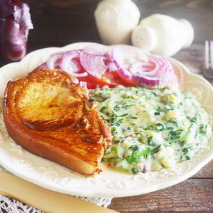 Рецепт Стейка с томатным салатом и сливочным шпинатом