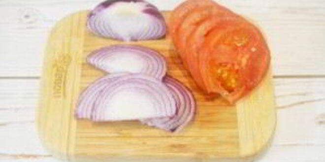 Рецепт стейка с томатным салатом и сливочным шпинатом