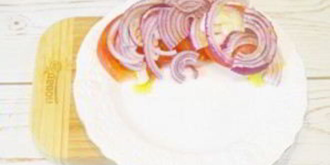 Рецепт стейка с томатным салатом и сливочным шпинатом