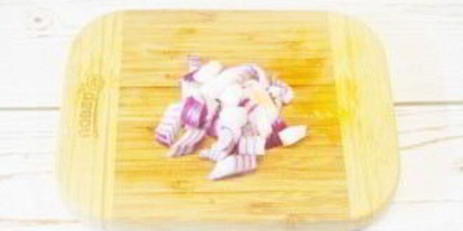 Рецепт стейка с томатным салатом и сливочным шпинатом