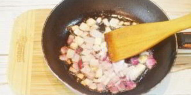 Рецепт стейка с томатным салатом и сливочным шпинатом