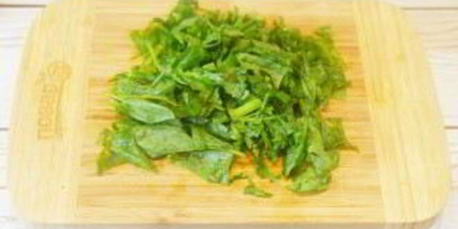 Рецепт стейка с томатным салатом и сливочным шпинатом