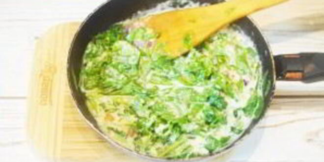 Рецепт стейка с томатным салатом и сливочным шпинатом