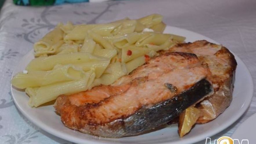 Рецепт стейка семги в чесночном соусе