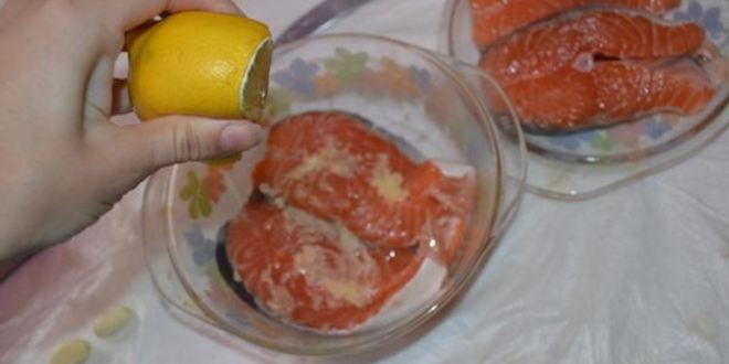 Рецепт стейка семги в чесночном соусе