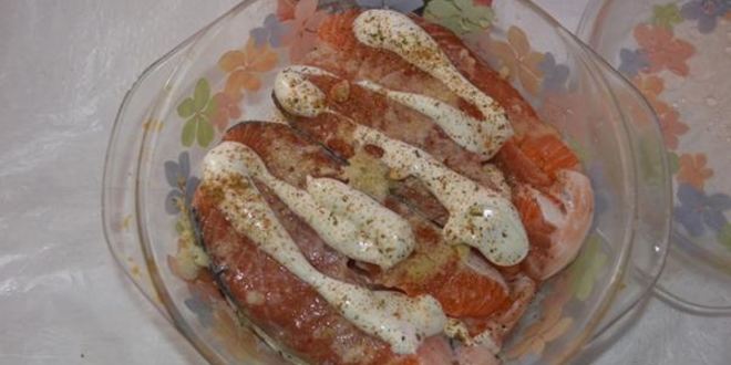 Рецепт стейка семги в чесночном соусе