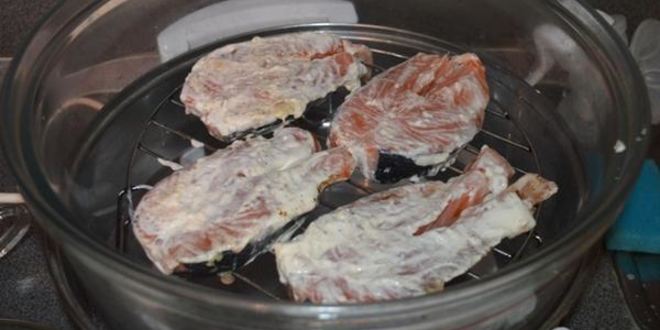 Рецепт стейка семги в чесночном соусе