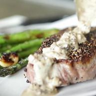 Рецепт Стейка в перце с луковым соусом