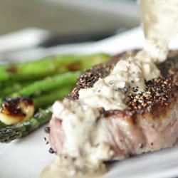 Рецепт Стейка в перце с луковым соусом