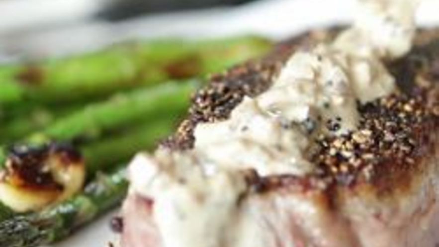 Рецепт стейка в перце с луковым соусом