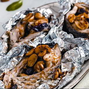 Рецепт Стейков из карпа с изюмом и миндалем