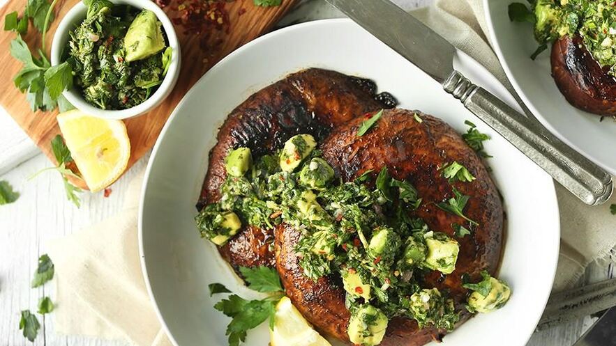 Рецепт стейков из королевских шампиньонов под соусом чимичурри