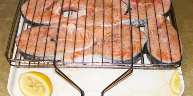 Рецепт стейков из семги на углях