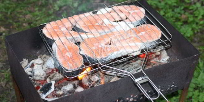 Рецепт стейков из семги на углях