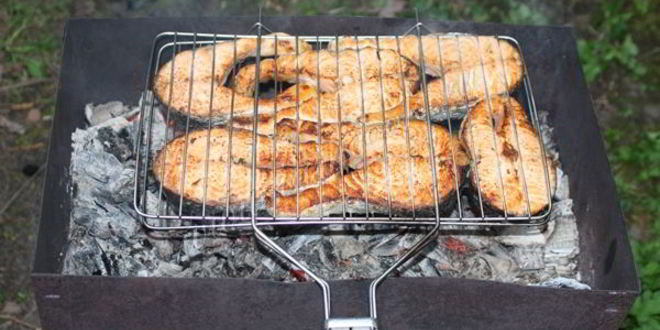 Рецепт стейков из семги на углях