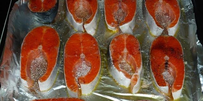 Рецепт стейков красной рыбы в духовке