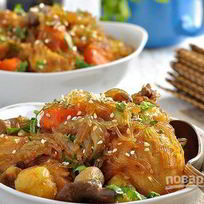 Стеклянная лапша с курицей и овощами