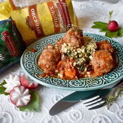 Рецепт Домашних тефтелей в томатном соусе с зеленым булгуром