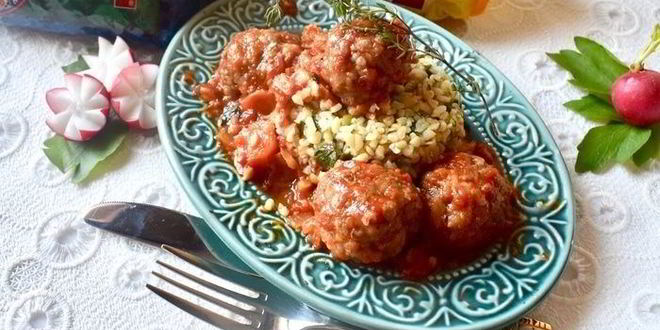 Рецепт домашних тефтелей в томатном соусе с зеленым булгуром