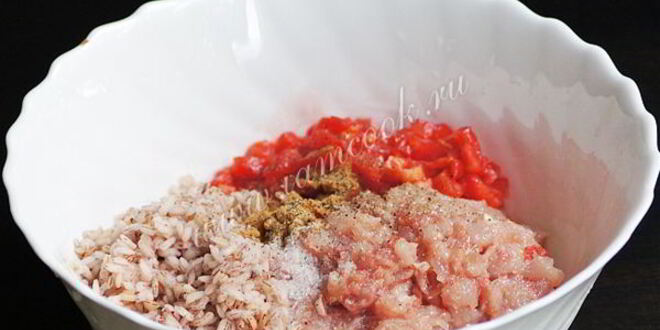 Рецепт куриных тефтелей с коричневым рисом в соусе