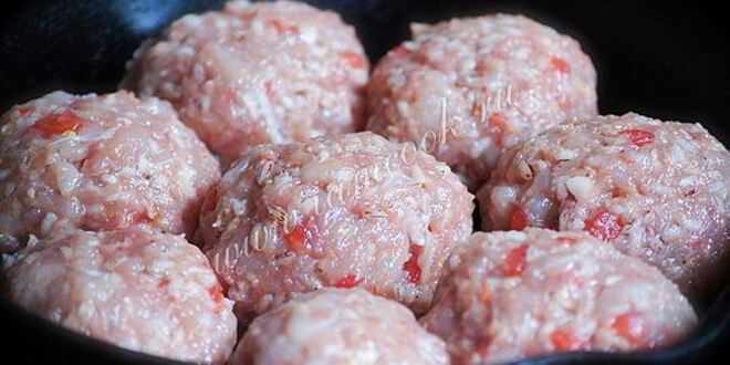 Рецепт куриных тефтелей с коричневым рисом в соусе