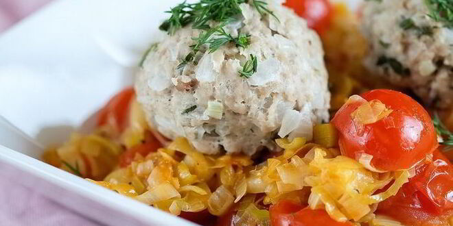 Рецепт паровых тефтелей из кролика с томатным гарниром