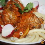 Рецепт Свиного-говяжьих тефтельки тушеные в томате с овощами