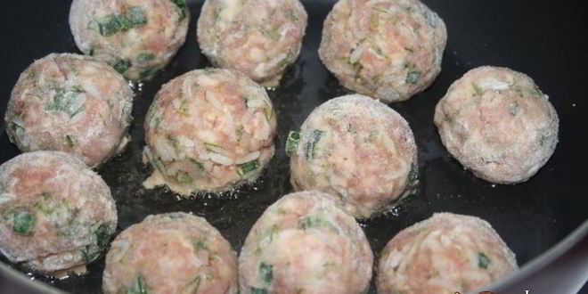 Рецепт свиного-говяжьих тефтельки тушеные в томате с овощами