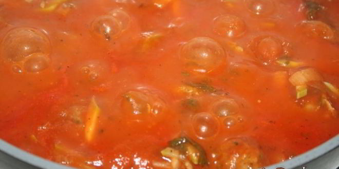 Рецепт свиного-говяжьих тефтельки тушеные в томате с овощами