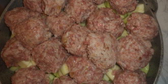 Рецепт тефтелей на овощной подушке