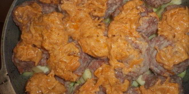 Рецепт тефтелей на овощной подушке