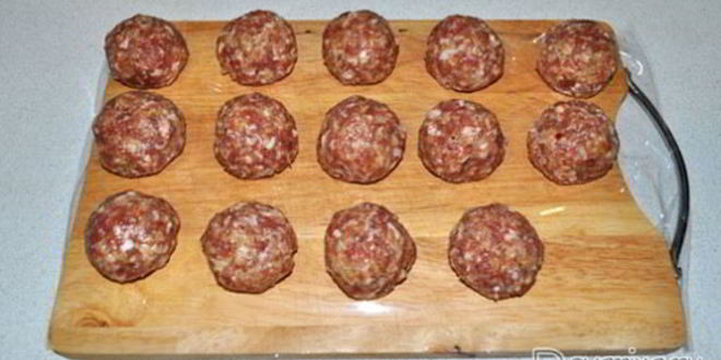 Рецепт тефтелей с булгуром в сливочно-томатном соусе